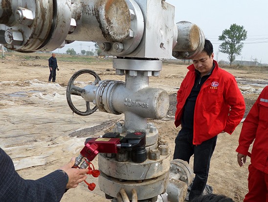 驅動液壓扭矩扳手應用在石油管道發(fā)蘭螺栓預緊